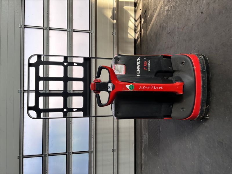 Použit&aacute; manipulačn&aacute; technika Linde T 16 &mdash; Booster Lift