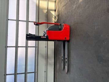 Used material handling equipment Linde L 12 &mdash; Booster Lift