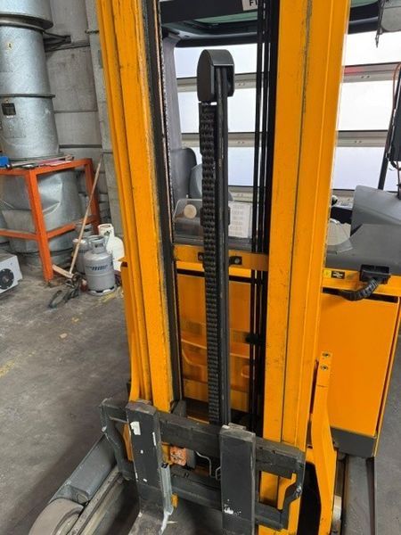 Used material handling equipment Jungheinrich ETV 214 &mdash; Booster Lift