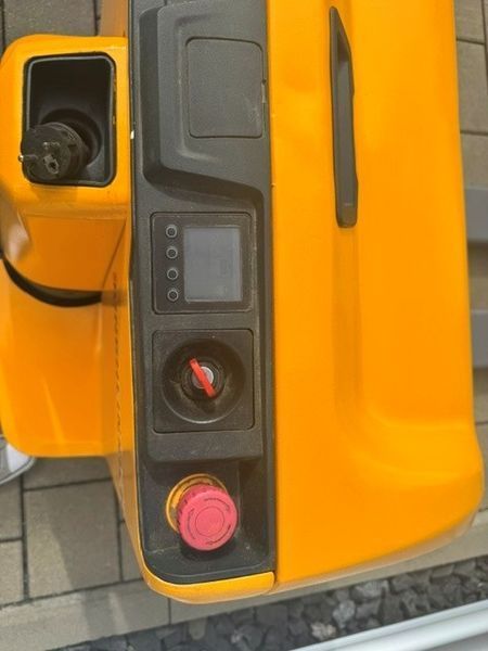Used material handling equipment Jungheinrich EJE 116 &mdash; Booster Lift