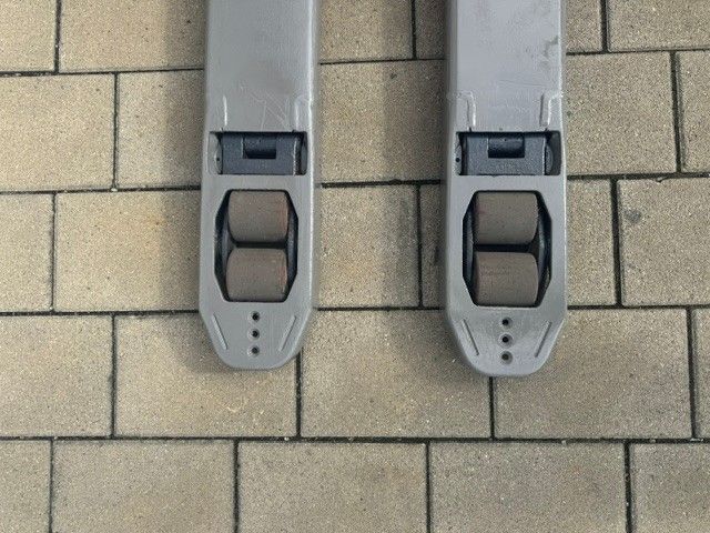 Used material handling equipment Jungheinrich EJE 116 &mdash; Booster Lift
