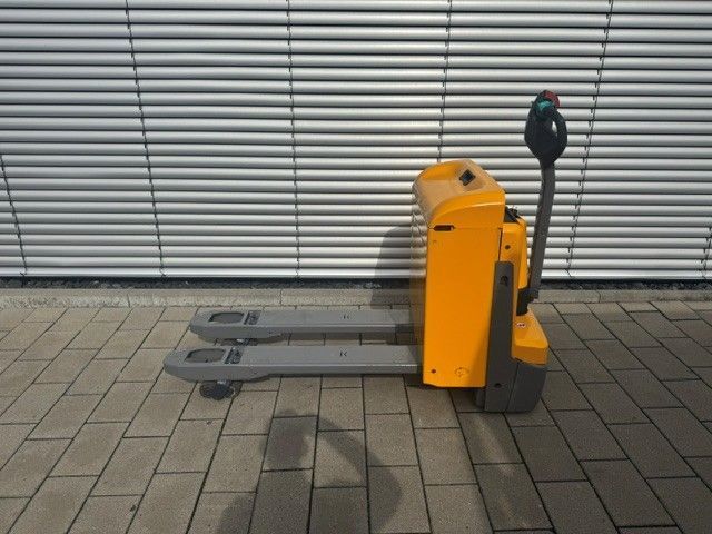 Used material handling equipment Jungheinrich EJE 116 &mdash; Booster Lift
