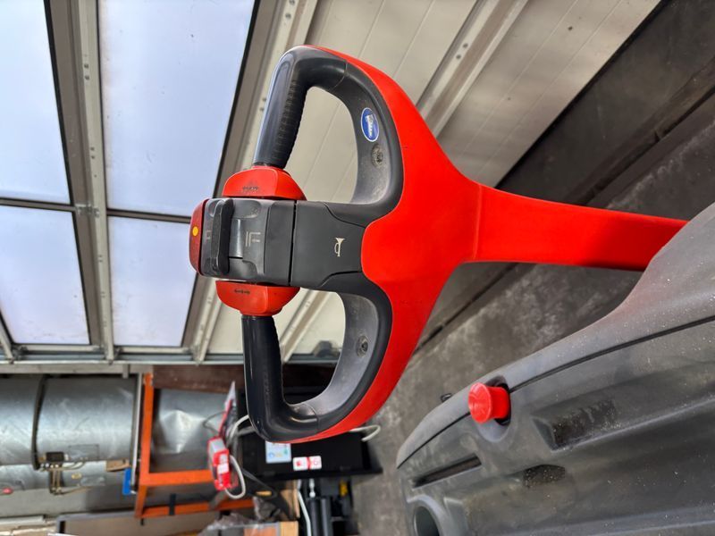 Použit&aacute; manipulačn&aacute; technika Linde L 12 &mdash; Booster Lift