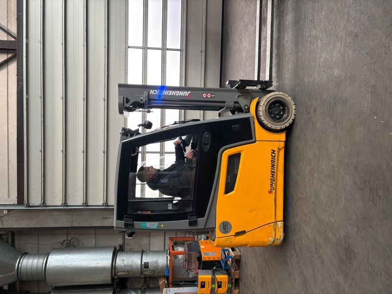 Used material handling equipment Jungheinrich EFG 220 440DZ Bj. 2021 Triplex &mdash; Booster Lift