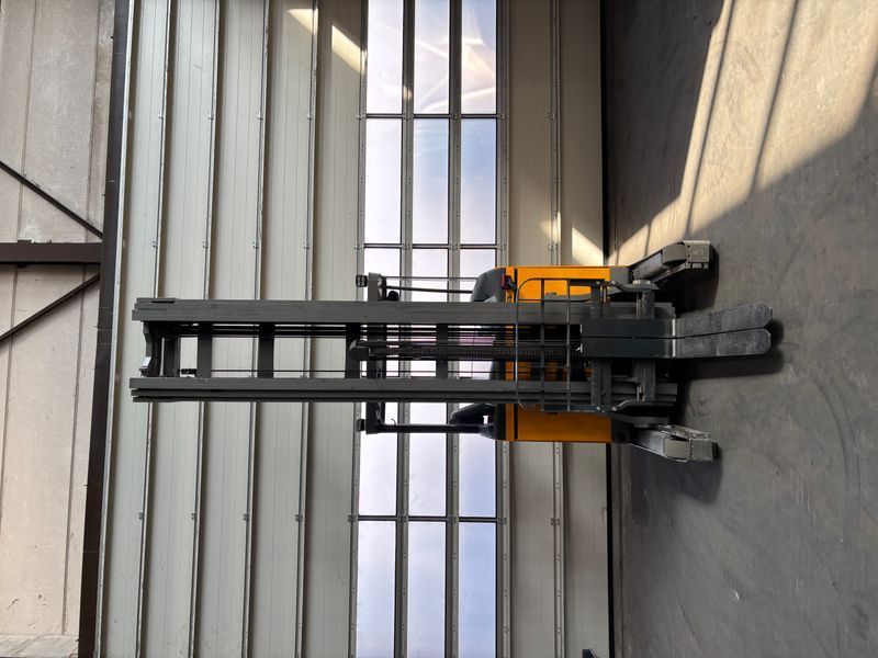 Použit&aacute; manipulačn&aacute; technika Jungheinrich ETV 214 &mdash; Booster Lift