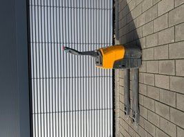 Used material handling equipment Jungheinrich EME114 - NEUE Batterien 10/2025 &mdash; Booster Lift