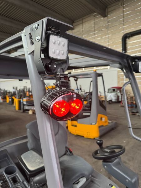 Used material handling equipment Jungheinrich EFG216k Triplex Lithium &mdash; Booster Lift