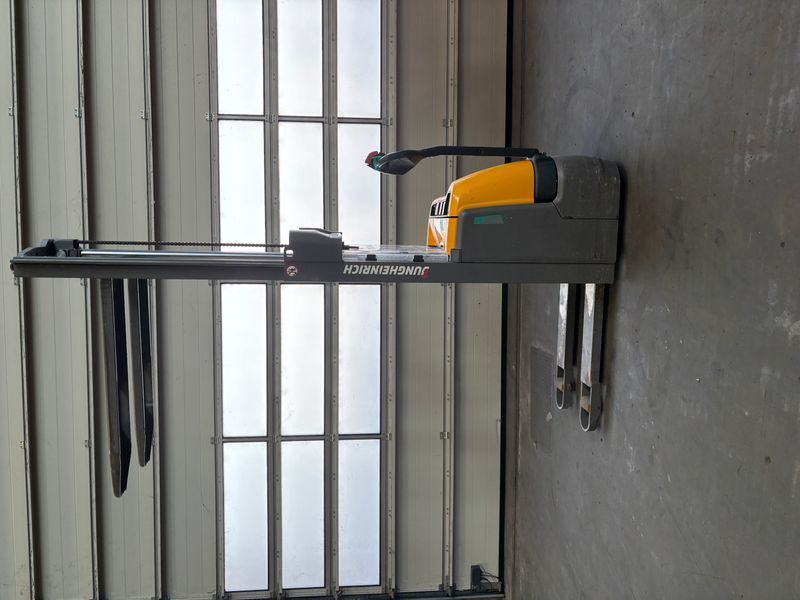 Použit&aacute; manipulačn&aacute; technika Jungheinrich EJC 112 Li-Lion &mdash; Booster Lift