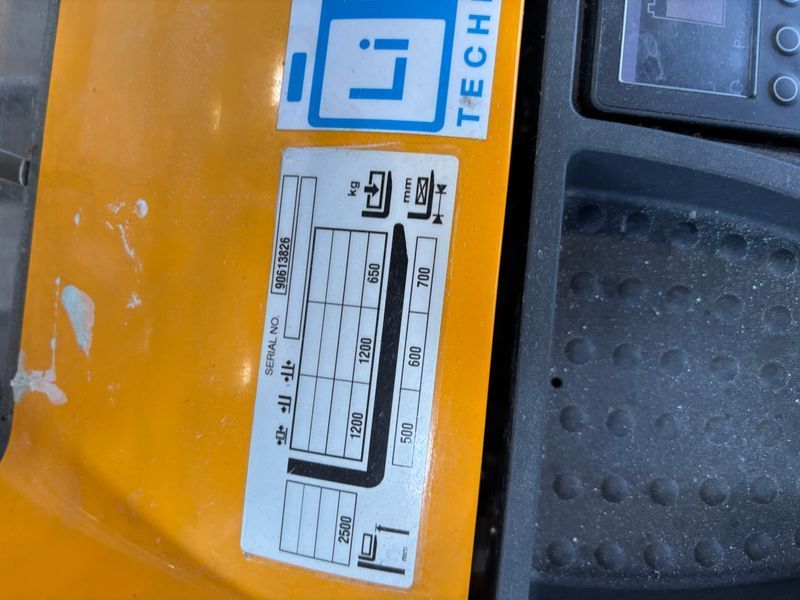 Použit&aacute; manipulačn&aacute; technika Jungheinrich EJC 112 Li-Lion &mdash; Booster Lift