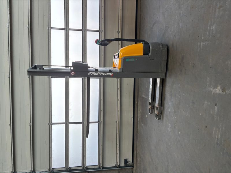 Použit&aacute; manipulačn&aacute; technika Jungheinrich EJC 112 Li-Lion &mdash; Booster Lift