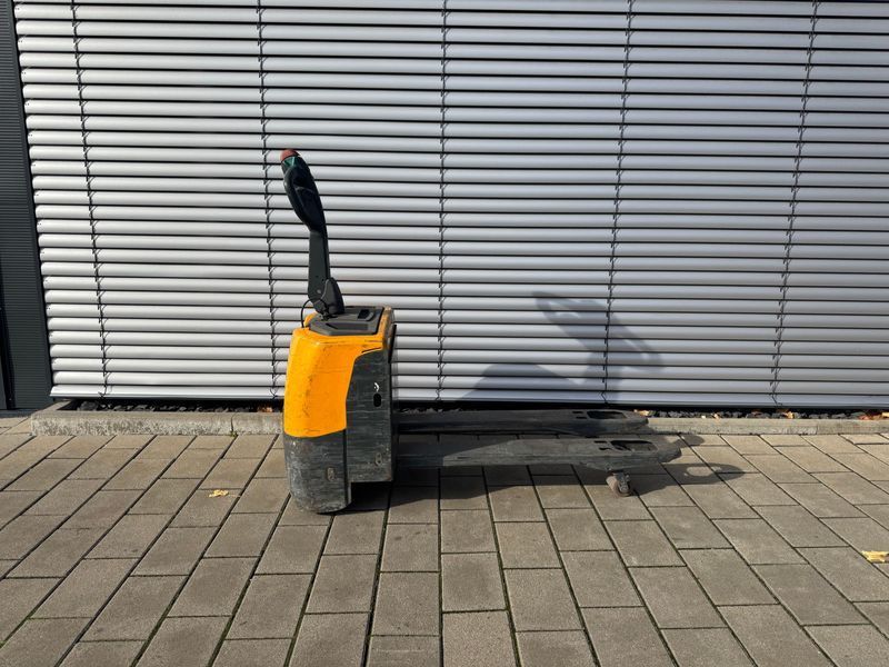 Použit&aacute; manipulačn&aacute; technika Jungheinrich EME114 - NEUE Batterien 10/2025 &mdash; Booster Lift