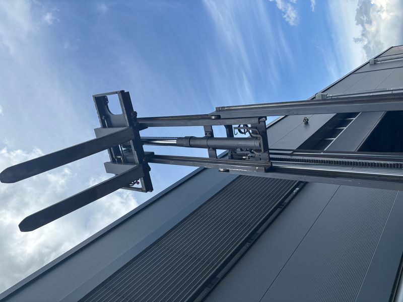 Použit&aacute; manipulačn&aacute; technika Jungheinrich TFG 430S 440DZ nur an HГ&curren;ndler &mdash; Booster Lift