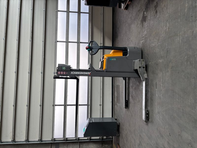 Použit&aacute; manipulačn&aacute; technika Jungheinrich EJC 212b &mdash; Booster Lift