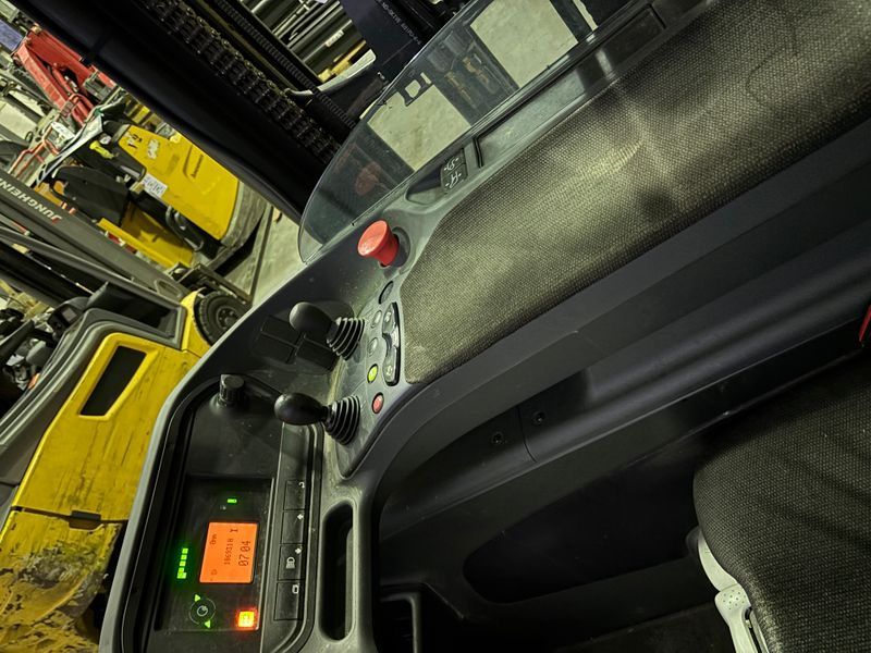 Použit&aacute; manipulačn&aacute; technika Linde R14B-01 &mdash; Booster Lift
