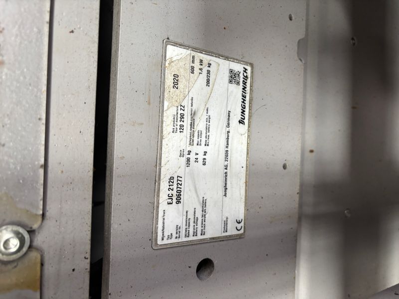Použit&aacute; manipulačn&aacute; technika Jungheinrich EJC 212b &mdash; Booster Lift