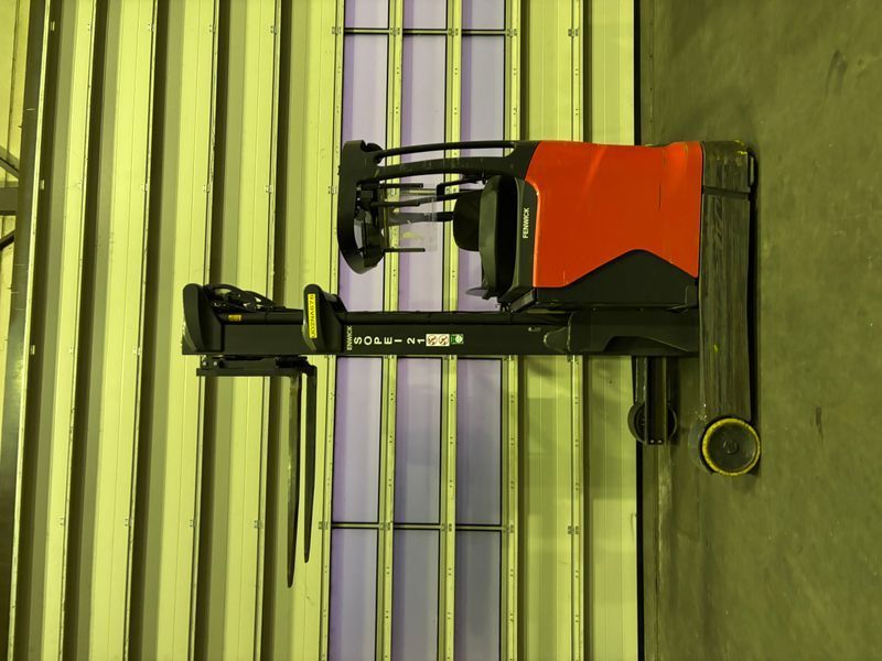Použit&aacute; manipulačn&aacute; technika Linde R14B-01 &mdash; Booster Lift