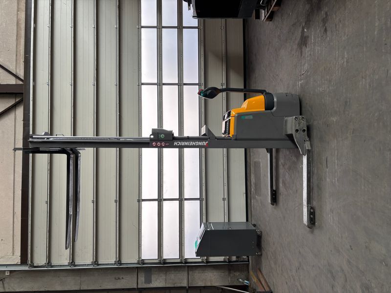 Použit&aacute; manipulačn&aacute; technika Jungheinrich EJC 212b &mdash; Booster Lift