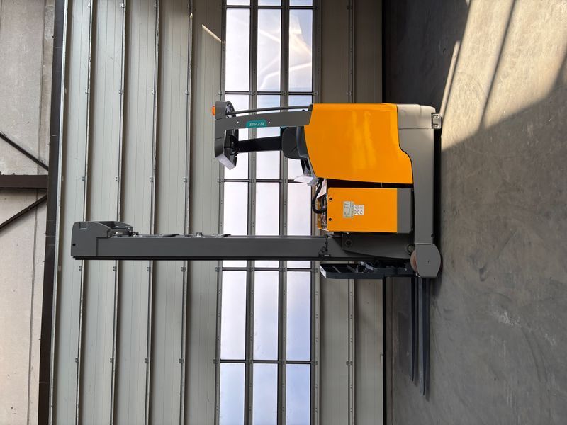 Použit&aacute; manipulačn&aacute; technika Jungheinrich ETV 214 &mdash; Booster Lift