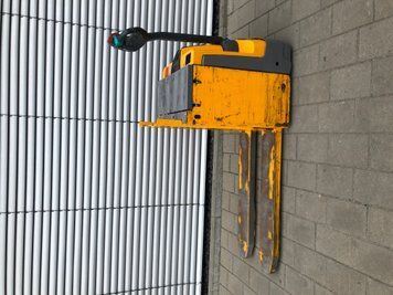 Used material handling equipment Jungheinrich EJE-C 20 &mdash; Booster Lift