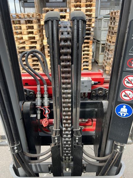 Použit&aacute; manipulačn&aacute; technika Jungheinrich EFG 425k &mdash; Booster Lift