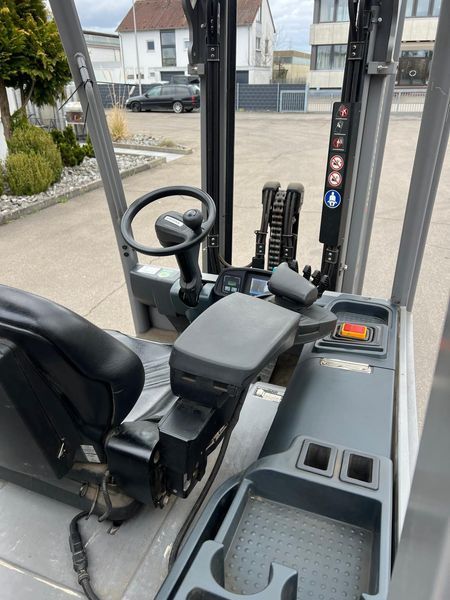 Použit&aacute; manipulačn&aacute; technika Jungheinrich EFG 425k &mdash; Booster Lift