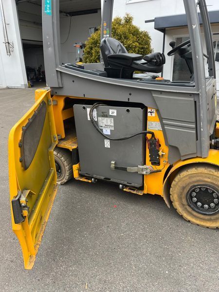 Použit&aacute; manipulačn&aacute; technika Jungheinrich EFG 425k &mdash; Booster Lift