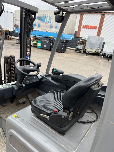 Použit&aacute; manipulačn&aacute; technika Jungheinrich EFG 425k &mdash; Booster Lift