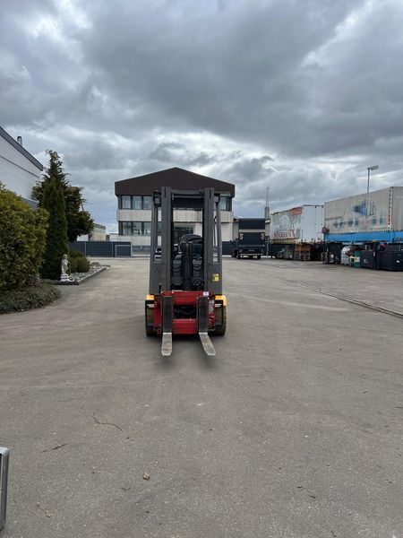 Použit&aacute; manipulačn&aacute; technika Jungheinrich EFG 425k &mdash; Booster Lift