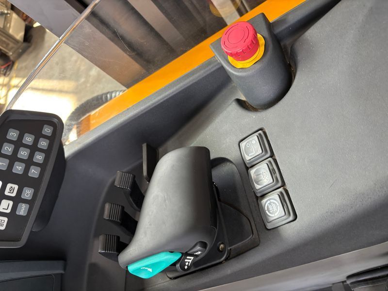 Použit&aacute; manipulačn&aacute; technika Jungheinrich ETV 320 &mdash; Booster Lift