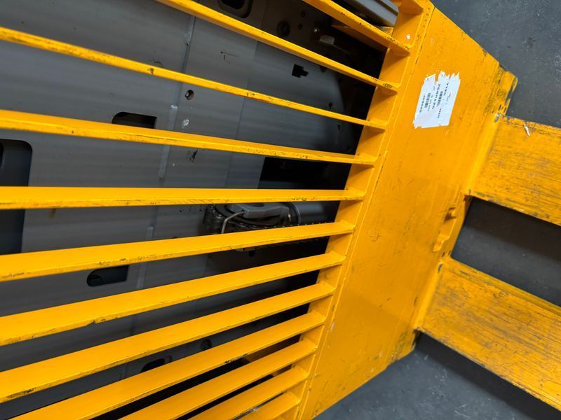 Použit&aacute; manipulačn&aacute; technika Jungheinrich ECE 320 &mdash; Booster Lift