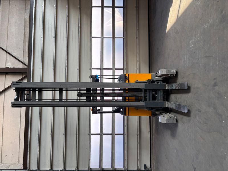 Použit&aacute; manipulačn&aacute; technika Jungheinrich ETV 320 &mdash; Booster Lift