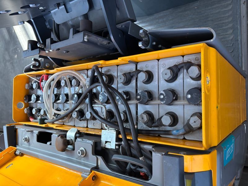 Použit&aacute; manipulačn&aacute; technika Jungheinrich ECE 320 &mdash; Booster Lift