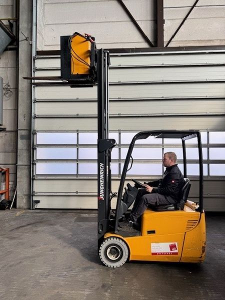Použit&aacute; manipulačn&aacute; technika Jungheinrich EFG 115 &mdash; Booster Lift