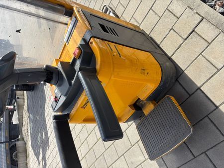 Použit&aacute; manipulačn&aacute; technika Jungheinrich ERC 214 &mdash; Booster Lift