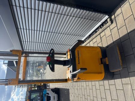 Použit&aacute; manipulačn&aacute; technika Jungheinrich ERC 214 &mdash; Booster Lift