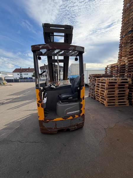 Použit&aacute; manipulačn&aacute; technika Jungheinrich ETV 214 &mdash; Booster Lift