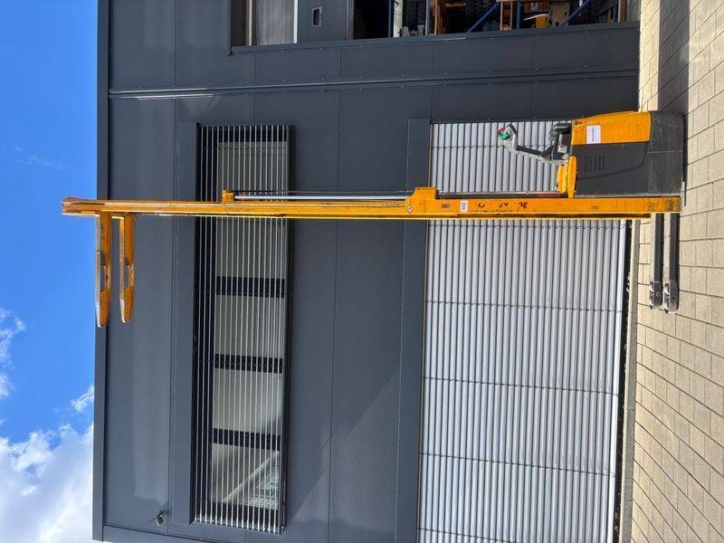 Použit&aacute; manipulačn&aacute; technika Jungheinrich ERC 214 &mdash; Booster Lift