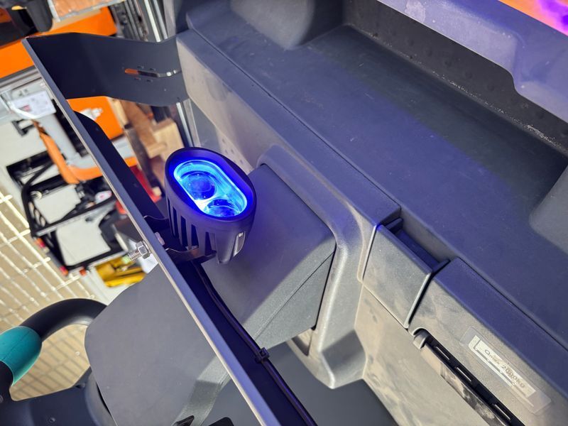 Použit&aacute; manipulačn&aacute; technika Jungheinrich ECE 320 &mdash; Booster Lift