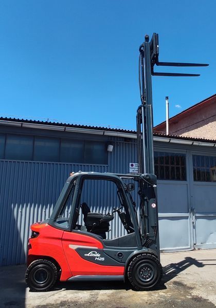 Použit&aacute; manipulačn&aacute; technika Linde H25D &mdash; Booster Lift