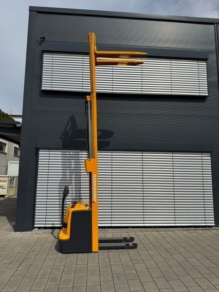Used material handling equipment Jungheinrich EJC 216 &mdash; Booster Lift