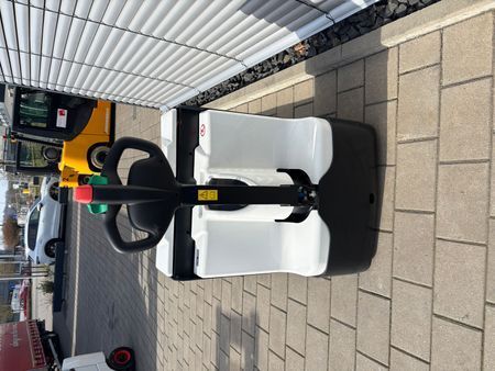 Used material handling equipment Bobcat BPM16N &mdash; Booster Lift