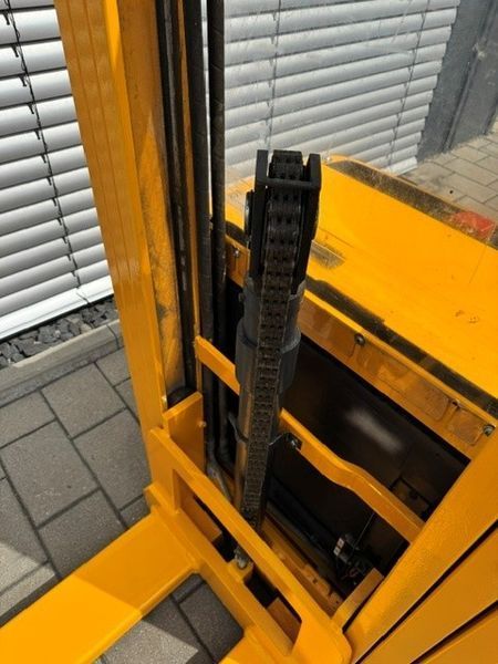 Used material handling equipment Jungheinrich EJC 216 &mdash; Booster Lift