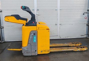 Použit&aacute; manipulačn&aacute; technika Jungheinrich ERE 225 KP &mdash; Booster Lift