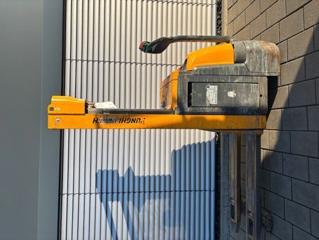 Použit&aacute; manipulačn&aacute; technika Jungheinrich EJC 216z &mdash; Booster Lift