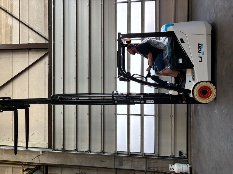 Used material handling equipment Bobcat B18NT &mdash; Booster Lift