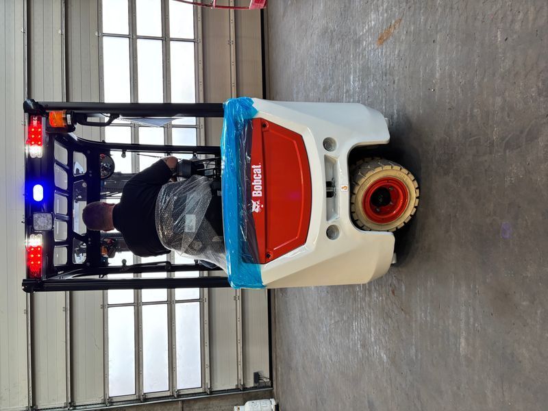 Used material handling equipment Bobcat B18NT &mdash; Booster Lift