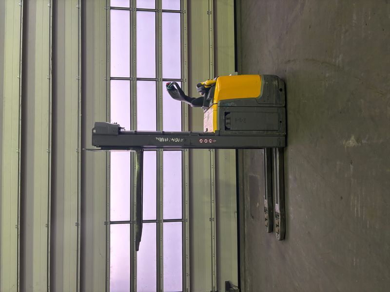 Used material handling equipment Jungheinrich ERC 216z Li-lon &mdash; Booster Lift