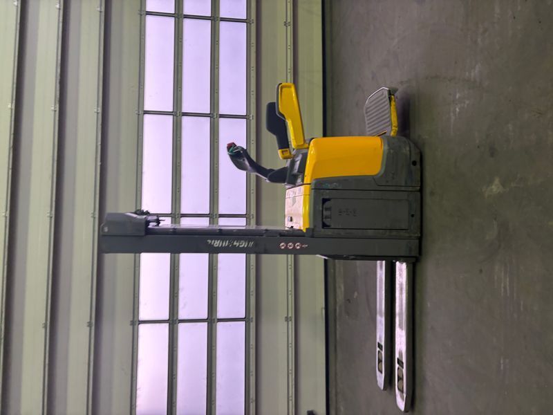 Used material handling equipment Jungheinrich ERC 216z Li-lon &mdash; Booster Lift