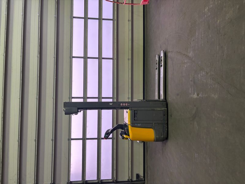 Used material handling equipment Jungheinrich ERC 216z Li-lon &mdash; Booster Lift
