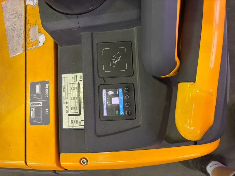 Used material handling equipment Jungheinrich ERC 216z Li-lon &mdash; Booster Lift